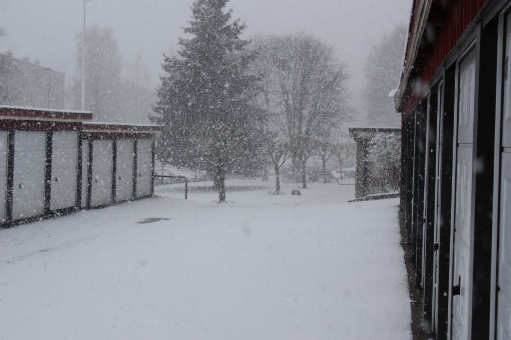 Tett snø over garasjene vinteren 2010. Foto: Victor Macus.
